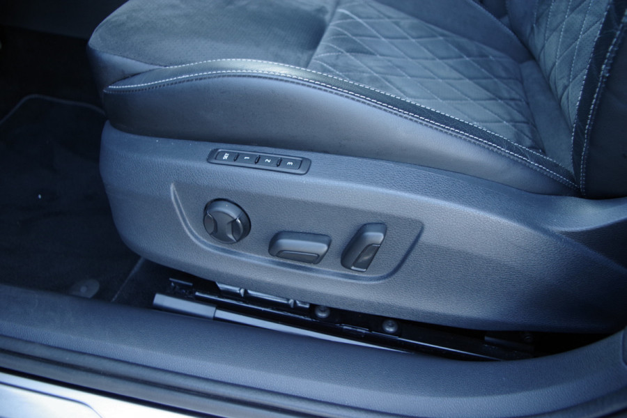 Škoda Superb Combi 1.4 TSI iV 218 PK Sportline Business PHEV, Keyless, Uitklapbare Trekhaak, Carplay, Memory, 4 Stoelverwarming