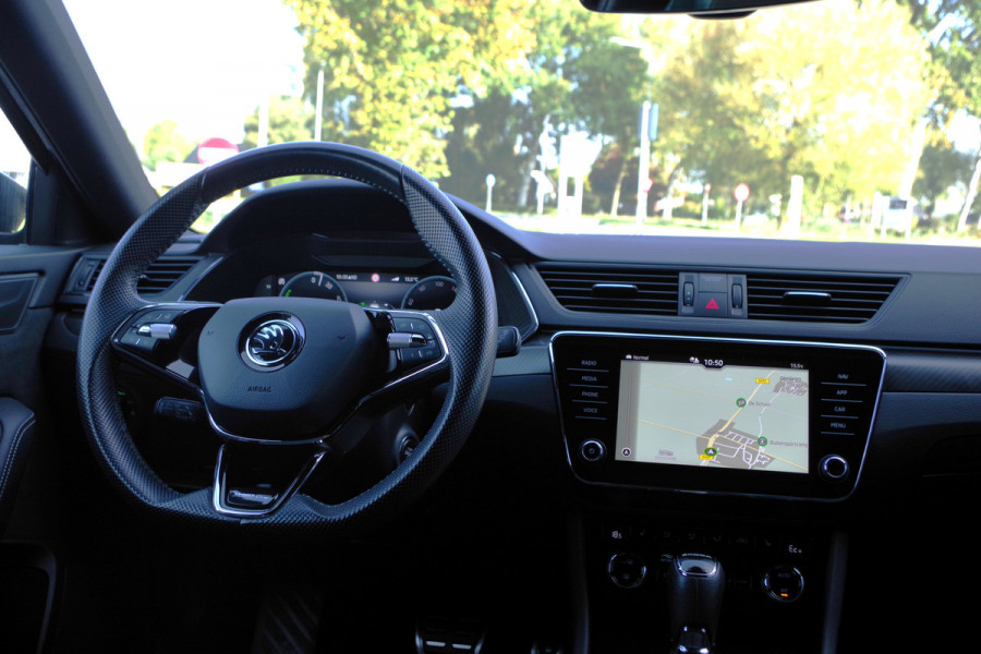 Škoda Superb Combi 1.4 TSI iV 218 PK Sportline Business PHEV, Keyless, Uitklapbare Trekhaak, Carplay, Memory, 4 Stoelverwarming