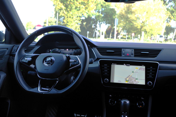 Škoda Superb Combi 1.4 TSI iV 218 PK Sportline Business PHEV, Keyless, Uitklapbare Trekhaak, Carplay, Memory, 4 Stoelverwarming