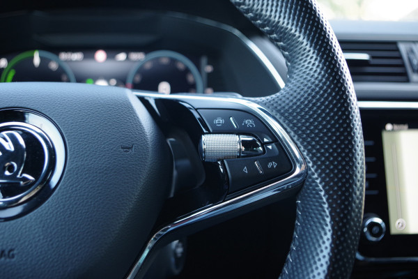 Škoda Superb Combi 1.4 TSI iV 218 PK Sportline Business PHEV, Keyless, Uitklapbare Trekhaak, Carplay, Memory, 4 Stoelverwarming