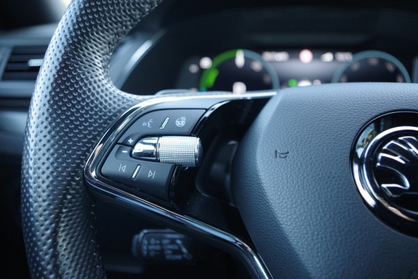 Škoda Superb Combi 1.4 TSI iV 218 PK Sportline Business PHEV, Keyless, Uitklapbare Trekhaak, Carplay, Memory, 4 Stoelverwarming