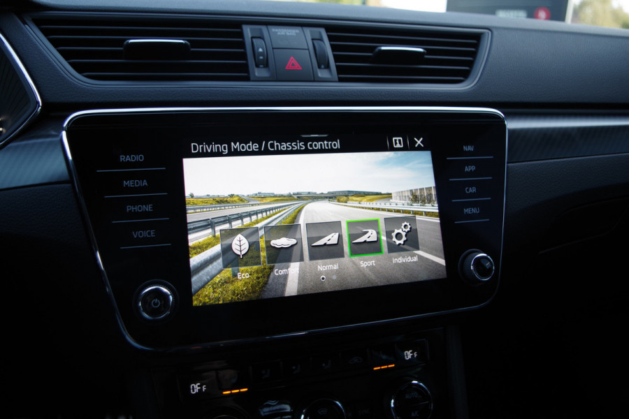 Škoda Superb Combi 1.4 TSI iV 218 PK Sportline Business PHEV, Keyless, Uitklapbare Trekhaak, Carplay, Memory, 4 Stoelverwarming