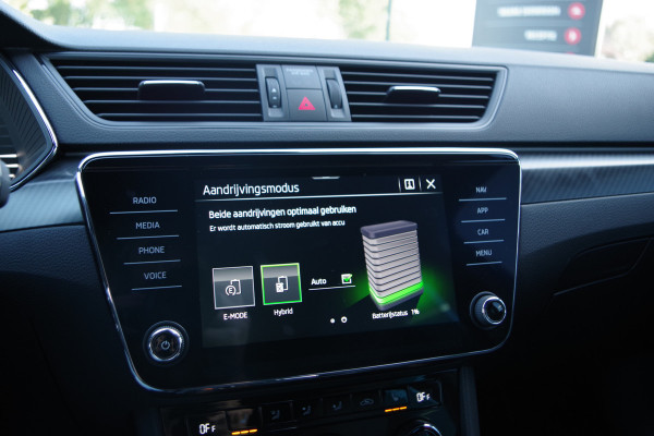 Škoda Superb Combi 1.4 TSI iV 218 PK Sportline Business PHEV, Keyless, Uitklapbare Trekhaak, Carplay, Memory, 4 Stoelverwarming