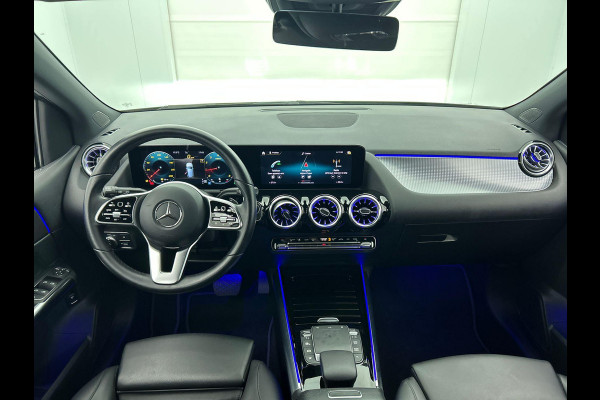 Mercedes-Benz B-Klasse 180 Business Solution Luxury Auto. Trekhaak Navigatie Camera Parkeersensoren Cruise Control Elektrische achterklep Stoelverwarming Virtual Cockpit Leder Climate Control