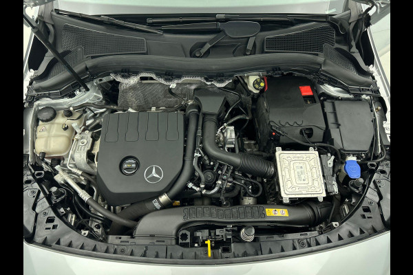 Mercedes-Benz B-Klasse 180 Business Solution Luxury Auto. Trekhaak Navigatie Camera Parkeersensoren Cruise Control Elektrische achterklep Stoelverwarming Virtual Cockpit Leder Climate Control