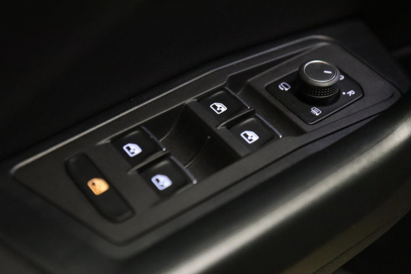 Volkswagen T-Roc 1.5 TSI R-Line Business 3X R-LINE/IQ/PANO/CARPLAY/CAM/KEYLES/VOL