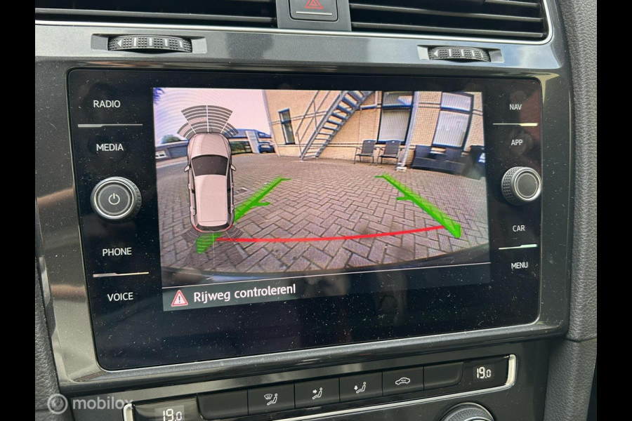 Volkswagen Golf 1.4 TSI Comfortline Bus. FM nav / Dig. dash / 17" / Camera Volkswagen Golf 1.4 TSI Comfortline Bus. FM nav / Dig. dash / 17" / Camera