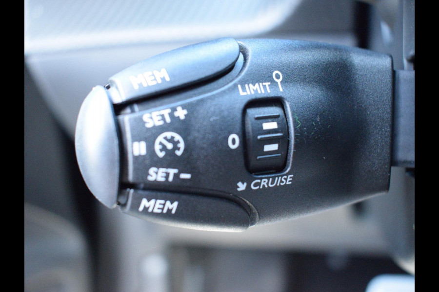 Peugeot 208 1.2 Hybrid 110 e-DCS6 GT ACHTERUITRIJCAMERA MET SENSOREN | NAVI & CARPLAY | E.C.C. | Peugeot 208 1.2 Hybrid 110 e-DCS6 GT ACHTERUITRIJCAMERA MET SENSOREN | NAVI & CARPLAY | E.C.C. |
