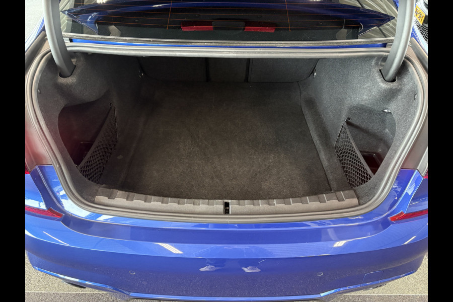 BMW 3-serie 330i M-Sport 260pk Automaat High Exec.Edition SCHUIFDAK/HARMANKARDON/LEDER/360CAMERA/HUD/19INCH