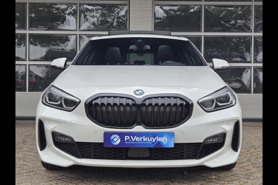 BMW 1-serie 118i High M SPORT | PANORAMA | CAMERA | LEDER | SPORTSTOELEN | 18 INCH LM VELGEN | TREKHAAK |