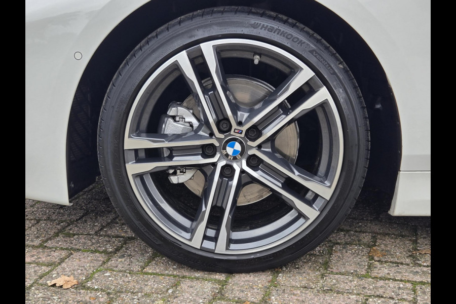 BMW 1-serie 118i High M SPORT | PANORAMA | CAMERA | LEDER | SPORTSTOELEN | 18 INCH LM VELGEN | TREKHAAK |