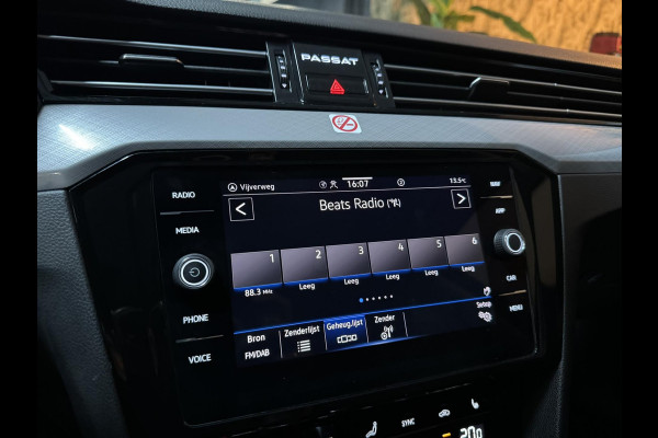 Volkswagen Passat Variant 1.5 TSI Business Garantie Elek. Trekhaak Carplay StoelVW Keyless ACC PDC Navi LED DAB Rijklaar Volkswagen Passat Variant 1.5 TSI Business Garantie Elek. Trekhaak Carplay StoelVW Keyless ACC PDC Navi LED DAB Rijklaar