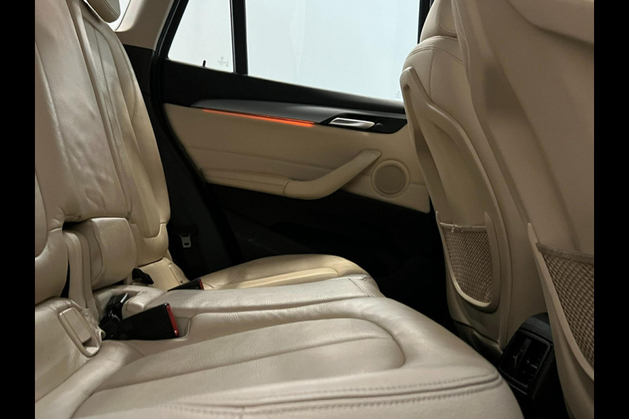 BMW X1 SDrive20i High Exe / NL-auto / Leder / Headup / Keyless