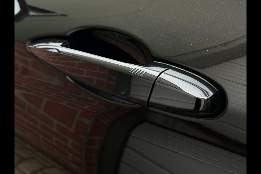 BMW X1 SDrive20i High Exe / NL-auto / Leder / Headup / Keyless