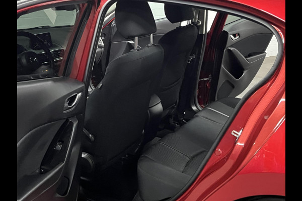 Mazda 3 2.0 SkyActiv-G 120 SkyLease GT Camera | Cruise-/Climate control | Head-up | Stuur-/Stoelverwarming | Navigatie Mazda 3 2.0 SkyActiv-G 120 SkyLease GT Camera | Cruise-/Climate control | Head-up | Stuur-/Stoelverwarming | Navigatie
