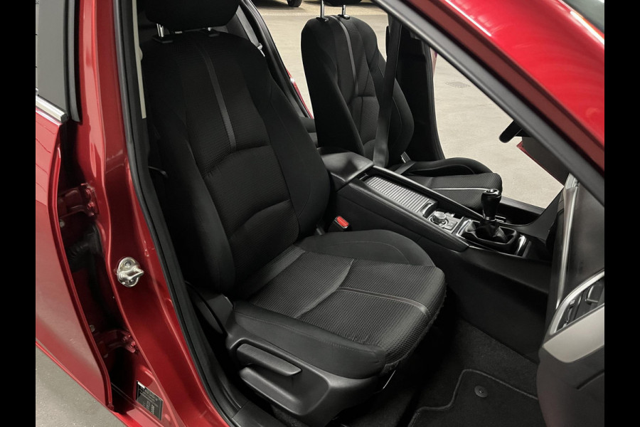 Mazda 3 2.0 SkyActiv-G 120 SkyLease GT Camera | Cruise-/Climate control | Head-up | Stuur-/Stoelverwarming | Navigatie Mazda 3 2.0 SkyActiv-G 120 SkyLease GT Camera | Cruise-/Climate control | Head-up | Stuur-/Stoelverwarming | Navigatie
