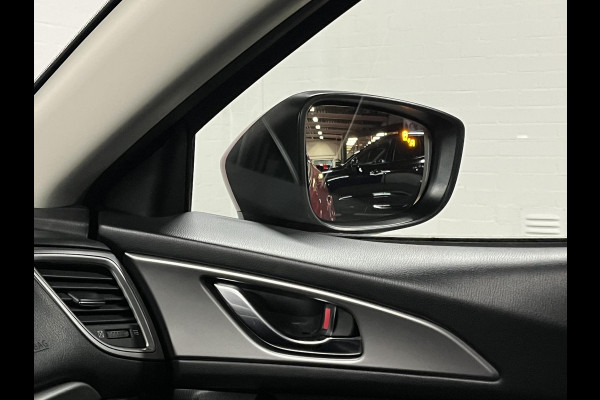 Mazda 3 2.0 SkyActiv-G 120 SkyLease GT Camera | Cruise-/Climate control | Head-up | Stuur-/Stoelverwarming | Navigatie Mazda 3 2.0 SkyActiv-G 120 SkyLease GT Camera | Cruise-/Climate control | Head-up | Stuur-/Stoelverwarming | Navigatie