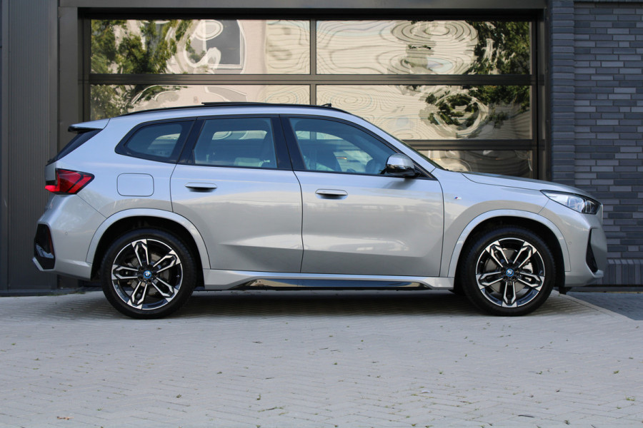 BMW X1 xDrive30e | PANO | M-SPORT | 360 | HUD | KEYLESS | STUURW.VERWARMD | LED | BMW X1 xDrive30e | PANO | M-SPORT | 360 | HUD | KEYLESS | STUURW.VERWARMD | LED |
