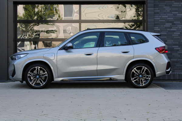 BMW X1 xDrive30e | PANO | M-SPORT | 360 | HUD | KEYLESS | STUURW.VERWARMD | LED | BMW X1 xDrive30e | PANO | M-SPORT | 360 | HUD | KEYLESS | STUURW.VERWARMD | LED |