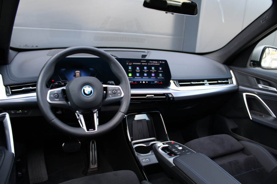 BMW X1 xDrive30e | PANO | M-SPORT | 360 | HUD | KEYLESS | STUURW.VERWARMD | LED | BMW X1 xDrive30e | PANO | M-SPORT | 360 | HUD | KEYLESS | STUURW.VERWARMD | LED |