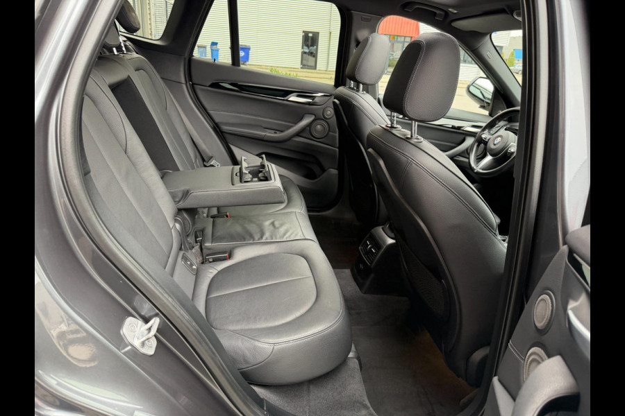 BMW X1 XDrive25i 231PK M-Sport LED Pano Leder Camera HUD H/K BMW X1 XDrive25i 231PK M-Sport LED Pano Leder Camera HUD H/K