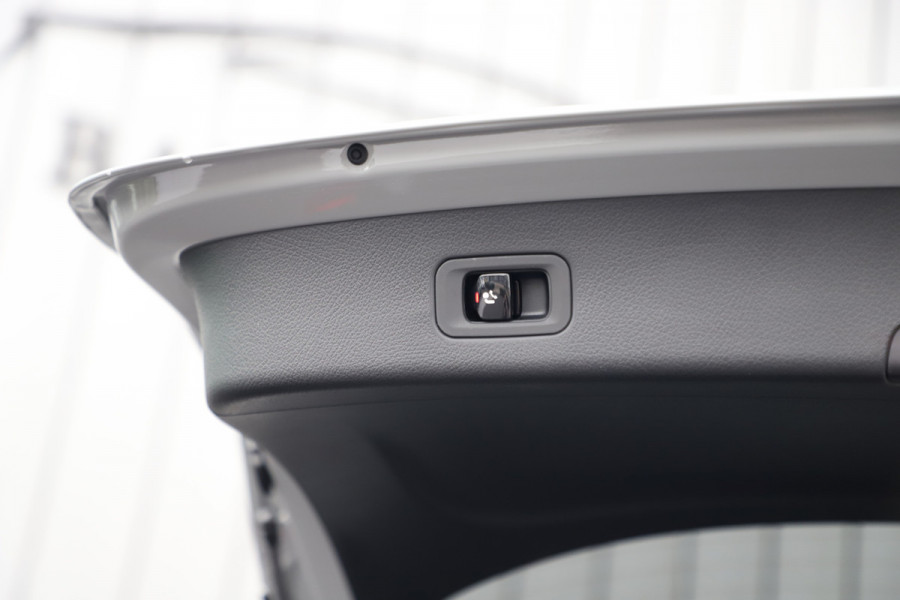Mercedes-Benz GLC 300e AMG 4-Matic | 313PK | Pano | Sfeerverlichting | Distronic | Memory | Stuurwielverw. | Standkachel | Trekhaak | 2025. Mercedes-Benz GLC 300e AMG 4-Matic | 313PK | Pano | Sfeerverlichting | Distronic | Memory | Stuurwielverw. | Standkachel | Trekhaak | 2025.
