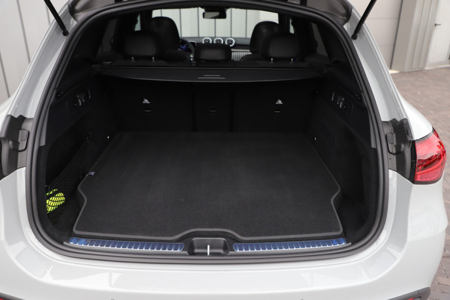 Mercedes-Benz GLC 300e AMG 4-Matic | 313PK | Pano | Sfeerverlichting | Distronic | Memory | Stuurwielverw. | Standkachel | Trekhaak | 2025. Mercedes-Benz GLC 300e AMG 4-Matic | 313PK | Pano | Sfeerverlichting | Distronic | Memory | Stuurwielverw. | Standkachel | Trekhaak | 2025.