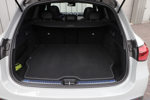 Mercedes-Benz GLC 300e AMG 4-Matic | 313PK | Pano | Sfeerverlichting | Distronic | Memory | Stuurwielverw. | Standkachel | Trekhaak | 2025. Mercedes-Benz GLC 300e AMG 4-Matic | 313PK | Pano | Sfeerverlichting | Distronic | Memory | Stuurwielverw. | Standkachel | Trekhaak | 2025.