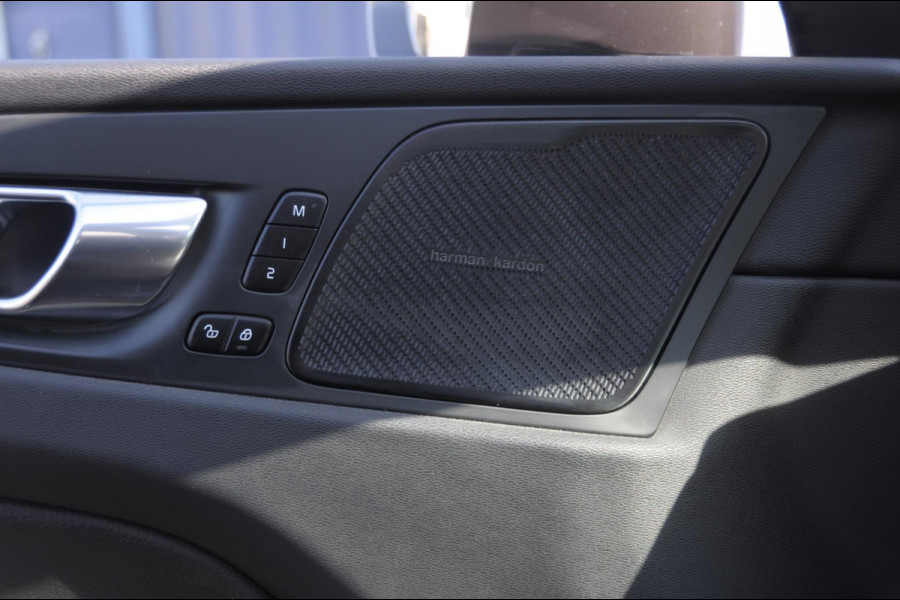 Volvo XC60 T8 390PK Automaat AWD Ultra Bright / Head-up display / Trekhaak/ Harman Kardon audio / Panoramadak / BLIS / Elektrisch bedienbare voorstoelen / Memory seats / Verwarmbare stoelen / Keyless entry /