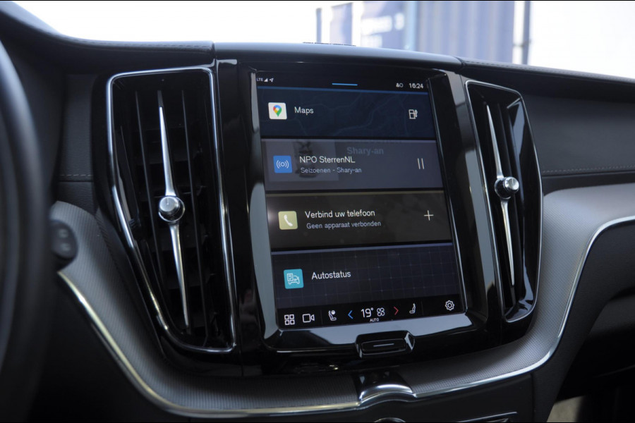 Volvo XC60 T8 390PK Automaat AWD Ultra Bright / Head-up display / Trekhaak/ Harman Kardon audio / Panoramadak / BLIS / Elektrisch bedienbare voorstoelen / Memory seats / Verwarmbare stoelen / Keyless entry /