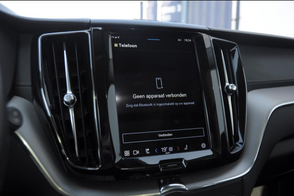 Volvo XC60 T8 390PK Automaat AWD Ultra Bright / Head-up display / Trekhaak/ Harman Kardon audio / Panoramadak / BLIS / Elektrisch bedienbare voorstoelen / Memory seats / Verwarmbare stoelen / Keyless entry /