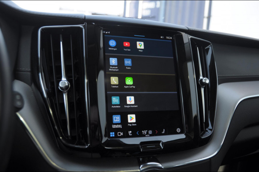 Volvo XC60 T8 390PK Automaat AWD Ultra Bright / Head-up display / Trekhaak/ Harman Kardon audio / Panoramadak / BLIS / Elektrisch bedienbare voorstoelen / Memory seats / Verwarmbare stoelen / Keyless entry /