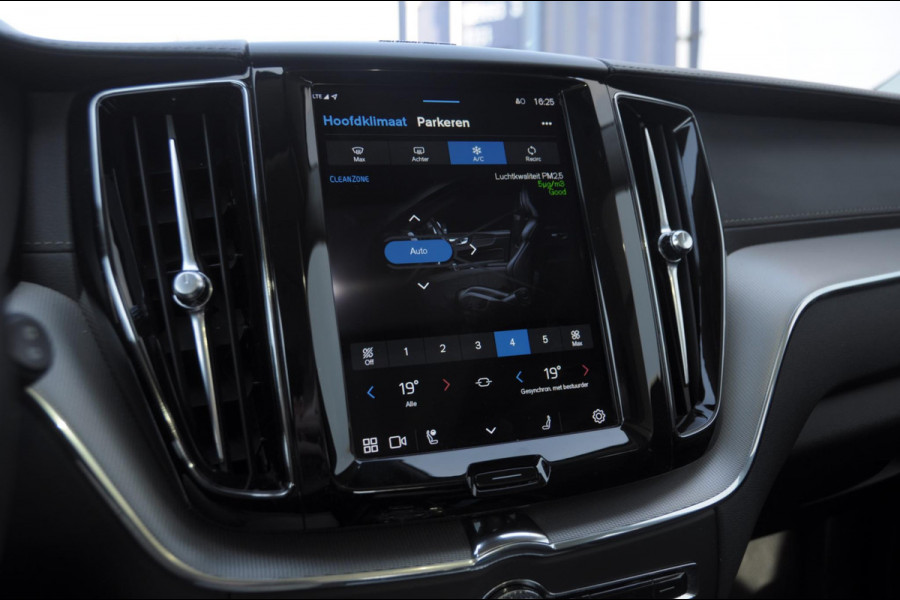 Volvo XC60 T8 390PK Automaat AWD Ultra Bright / Head-up display / Trekhaak/ Harman Kardon audio / Panoramadak / BLIS / Elektrisch bedienbare voorstoelen / Memory seats / Verwarmbare stoelen / Keyless entry /