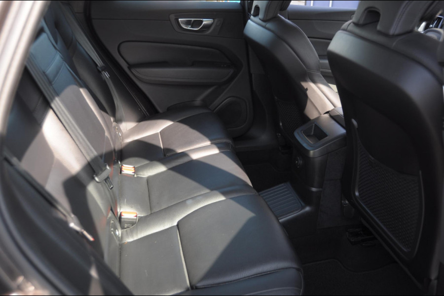 Volvo XC60 T8 390PK Automaat AWD Ultra Bright / Head-up display / Trekhaak/ Harman Kardon audio / Panoramadak / BLIS / Elektrisch bedienbare voorstoelen / Memory seats / Verwarmbare stoelen / Keyless entry /