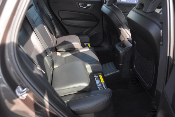 Volvo XC60 T8 390PK Automaat AWD Ultra Bright / Head-up display / Trekhaak/ Harman Kardon audio / Panoramadak / BLIS / Elektrisch bedienbare voorstoelen / Memory seats / Verwarmbare stoelen / Keyless entry /