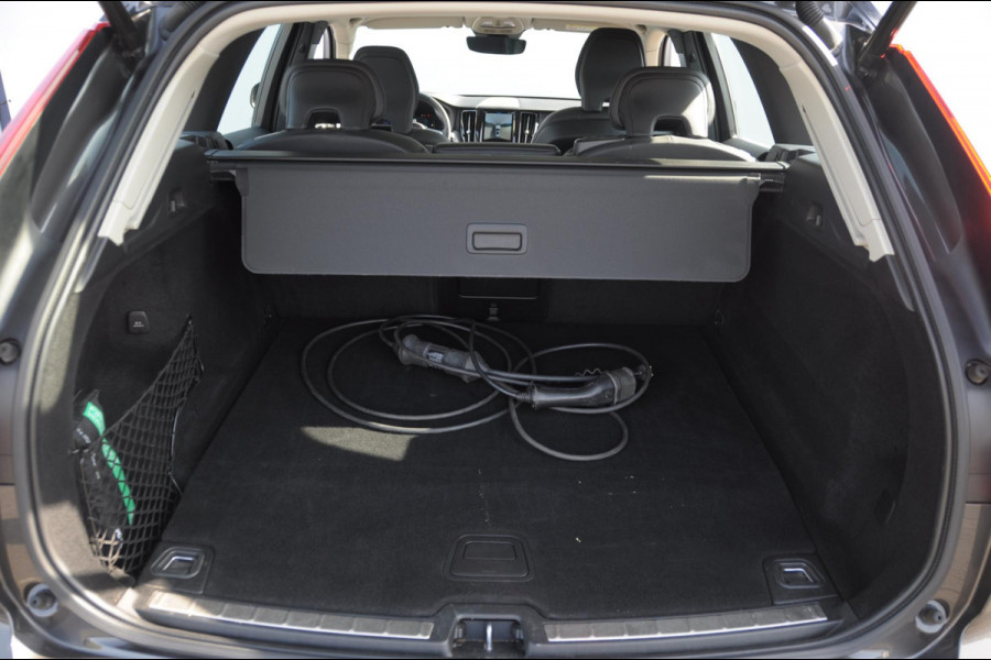 Volvo XC60 T8 390PK Automaat AWD Ultra Bright / Head-up display / Trekhaak/ Harman Kardon audio / Panoramadak / BLIS / Elektrisch bedienbare voorstoelen / Memory seats / Verwarmbare stoelen / Keyless entry /