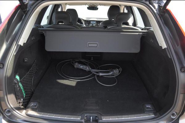 Volvo XC60 T8 390PK Automaat AWD Ultra Bright / Head-up display / Trekhaak/ Harman Kardon audio / Panoramadak / BLIS / Elektrisch bedienbare voorstoelen / Memory seats / Verwarmbare stoelen / Keyless entry /
