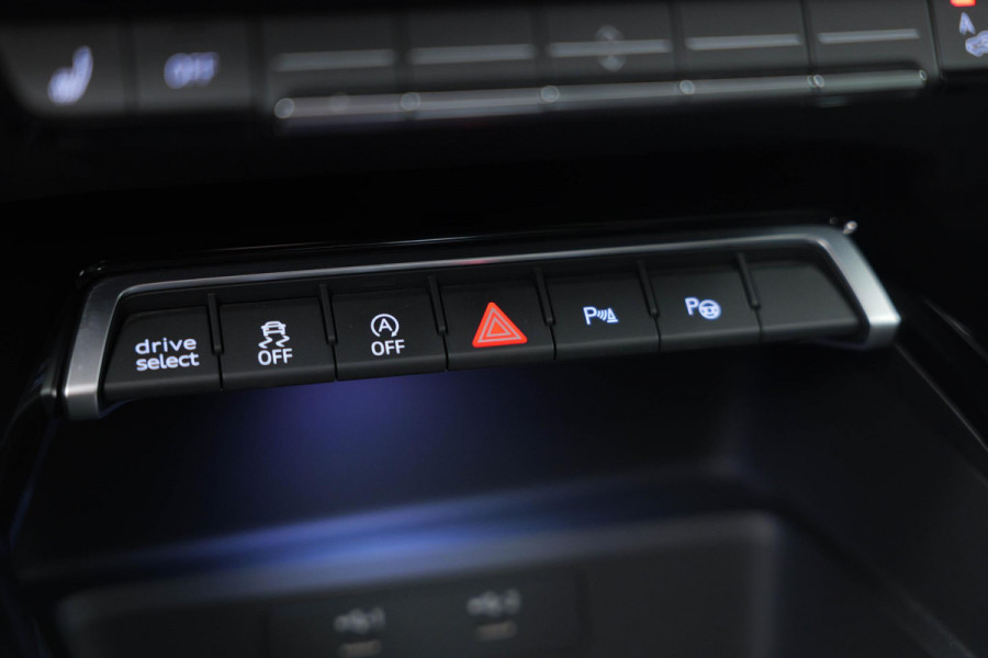 Audi RS3 Sportback 2.5 TFSI Quattro |Pano|Massage|Ceramic|Carbon|Memory|VOLL| Audi RS3 Sportback 2.5 TFSI Quattro |Pano|Massage|Ceramic|Carbon|Memory|VOLL|