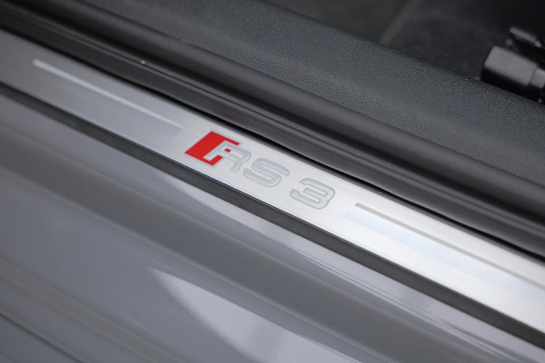 Audi RS3 Sportback 2.5 TFSI Quattro |Pano|Massage|Ceramic|Carbon|Memory|VOLL| Audi RS3 Sportback 2.5 TFSI Quattro |Pano|Massage|Ceramic|Carbon|Memory|VOLL|