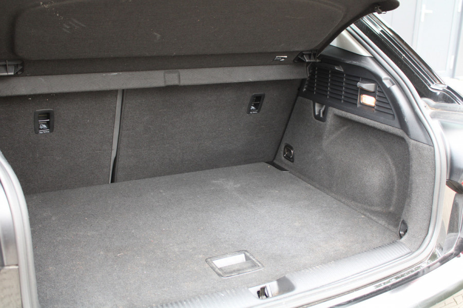 Audi Q2 35 TFSI CoD Sport | STOELVERWARMING | NAVI | CRUISE | 19 INCH | PDC ACHTER | Audi Q2 35 TFSI CoD Sport | STOELVERWARMING | NAVI | CRUISE | 19 INCH | PDC ACHTER |