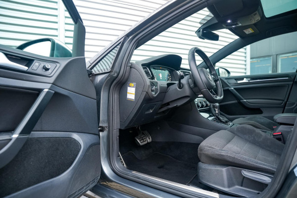 Volkswagen Golf 2.0 TSI 4Motion R Panodak ACC Virtual Dash DAB+ Navigatie Carplay Stoelverw. Volkswagen Golf 2.0 TSI 4Motion R Panodak ACC Virtual Dash DAB+ Navigatie Carplay Stoelverw.