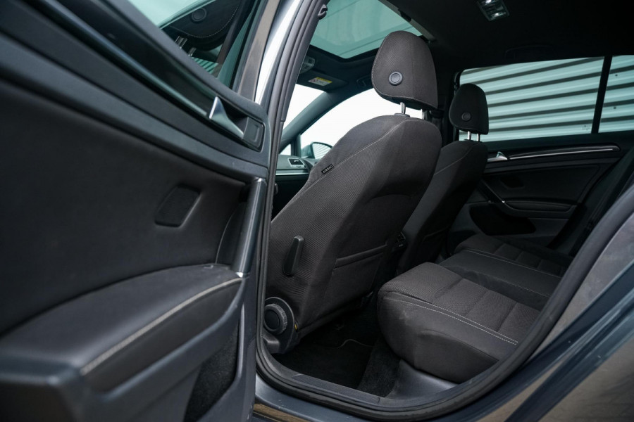 Volkswagen Golf 2.0 TSI 4Motion R Panodak ACC Virtual Dash DAB+ Navigatie Carplay Stoelverw. Volkswagen Golf 2.0 TSI 4Motion R Panodak ACC Virtual Dash DAB+ Navigatie Carplay Stoelverw.