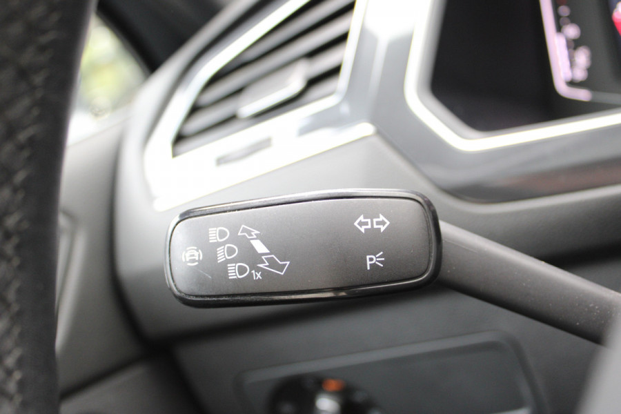 Volkswagen Tiguan Allspace 1.5 TSI R-Line 7p. | Panoramadak | Trekhaak | Navigatie | Adaptieve cruise Volkswagen Tiguan Allspace 1.5 TSI R-Line 7p. | Panoramadak | Trekhaak | Navigatie | Adaptieve cruise