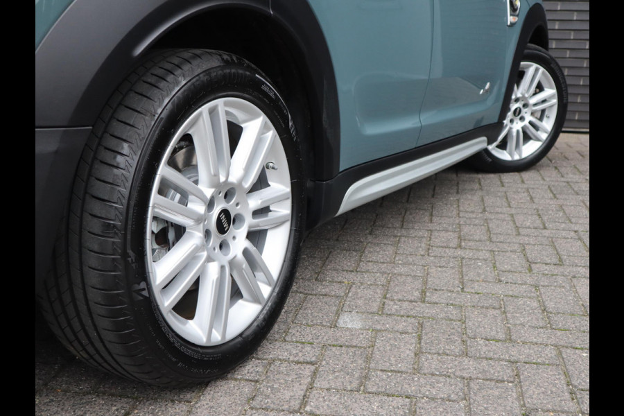 MINI Countryman Cooper S E ALL4 Classic Automaat / Panoramadak / Stuurwielverwarming / Harman Kardon / LED / MINI Navigatiesysteem / 17 Inch / Sportstoelen / Trekhaak / Lichtpakket