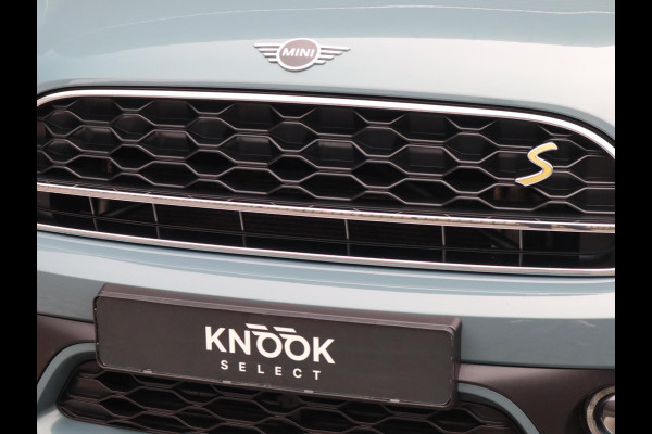MINI Countryman Cooper S E ALL4 Classic Automaat / Panoramadak / Stuurwielverwarming / Harman Kardon / LED / MINI Navigatiesysteem / 17 Inch / Sportstoelen / Trekhaak / Lichtpakket