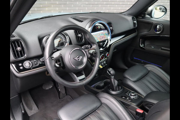 MINI Countryman Cooper S E ALL4 Classic Automaat / Panoramadak / Stuurwielverwarming / Harman Kardon / LED / MINI Navigatiesysteem / 17 Inch / Sportstoelen / Trekhaak / Lichtpakket
