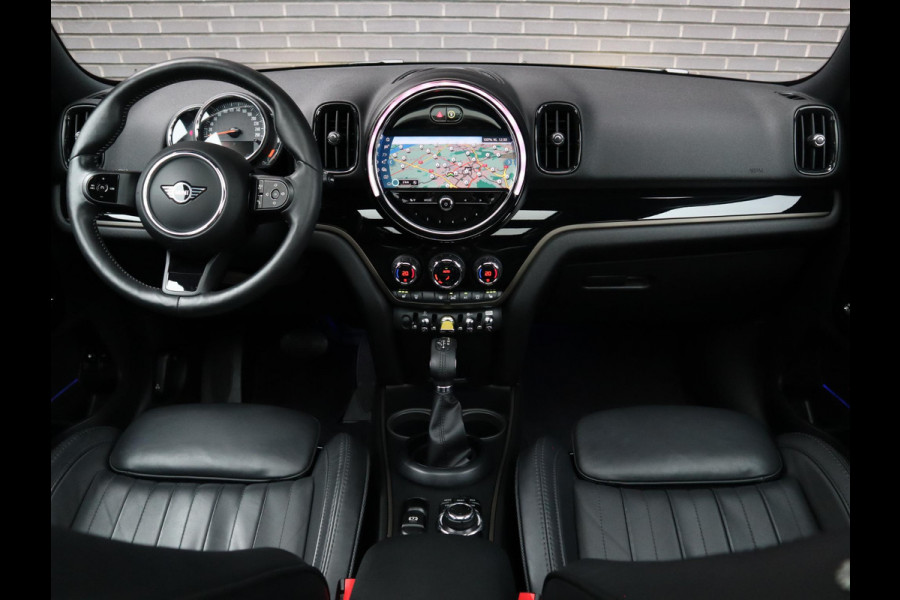 MINI Countryman Cooper S E ALL4 Classic Automaat / Panoramadak / Stuurwielverwarming / Harman Kardon / LED / MINI Navigatiesysteem / 17 Inch / Sportstoelen / Trekhaak / Lichtpakket