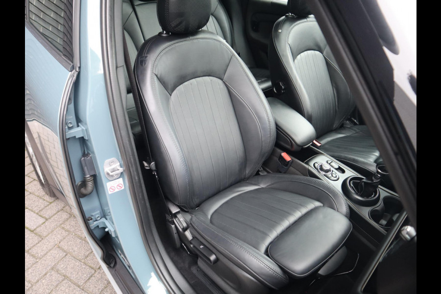MINI Countryman Cooper S E ALL4 Classic Automaat / Panoramadak / Stuurwielverwarming / Harman Kardon / LED / MINI Navigatiesysteem / 17 Inch / Sportstoelen / Trekhaak / Lichtpakket