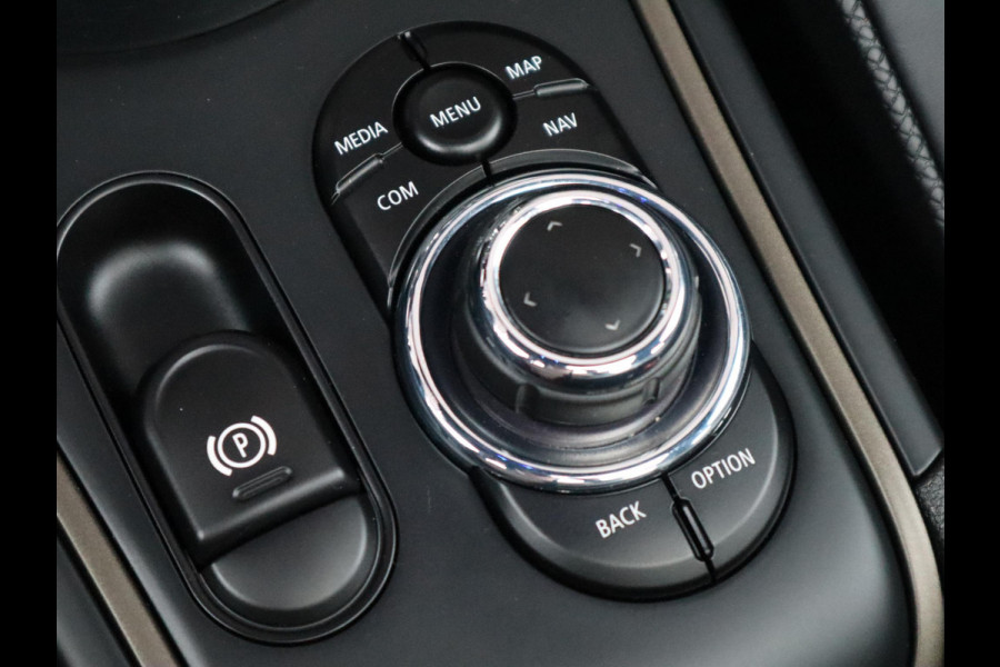 MINI Countryman Cooper S E ALL4 Classic Automaat / Panoramadak / Stuurwielverwarming / Harman Kardon / LED / MINI Navigatiesysteem / 17 Inch / Sportstoelen / Trekhaak / Lichtpakket