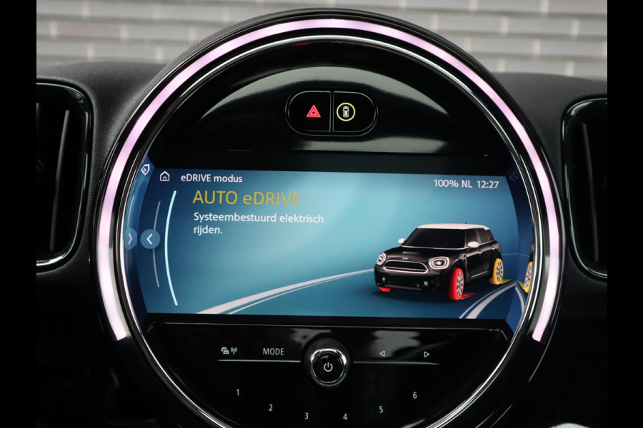 MINI Countryman Cooper S E ALL4 Classic Automaat / Panoramadak / Stuurwielverwarming / Harman Kardon / LED / MINI Navigatiesysteem / 17 Inch / Sportstoelen / Trekhaak / Lichtpakket